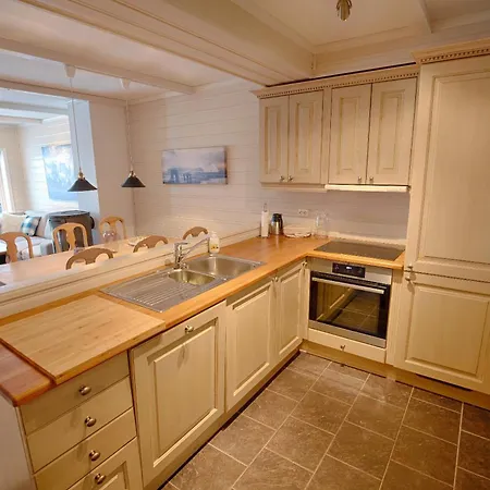 Spacious With 3 Bedrooms And 2 Baths Apartment *