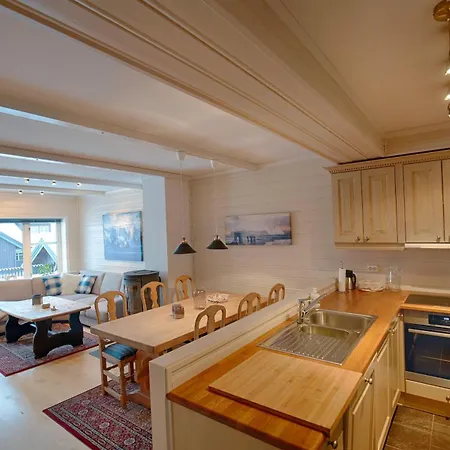 Spacious With 3 Bedrooms And 2 Baths *